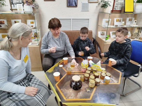 Экскурсии для любителей мёда в Пчелотеке продолжаются